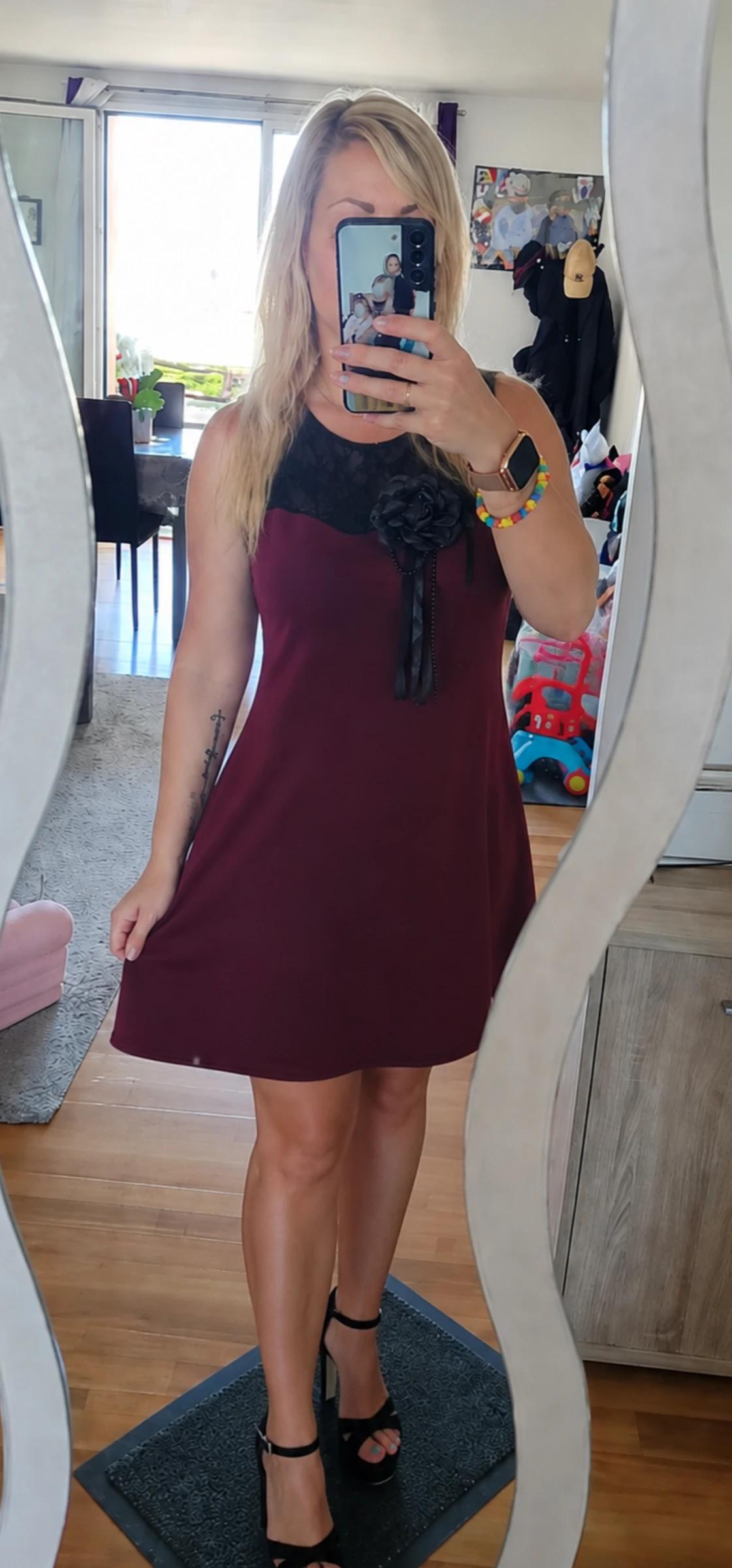 Robe bordeaux et dentelle noir avec fleur décorative amovible●Taille S/M●🌸
